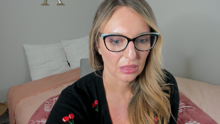 AlisonHomeAlone's Streamate show and profile