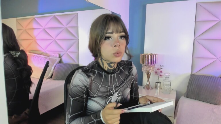 MissTomie19's Streamate show and profile