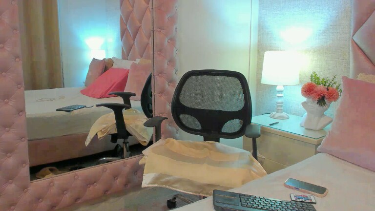 Samantha_Roux's Streamate show and profile