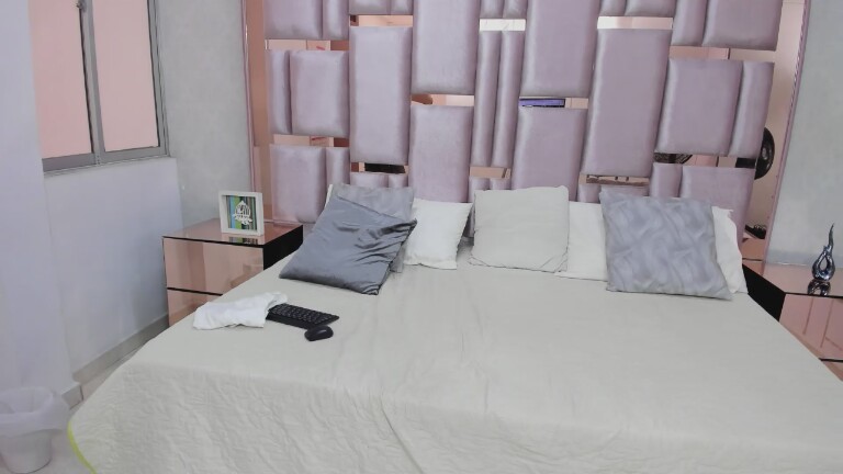 KylieGretchen's Streamate show and profile